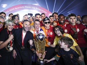 Galatasaray şampiyonluk kupasını kaldırdı