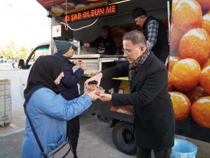 Başkan Çalık şehitler için lokma dağıttı