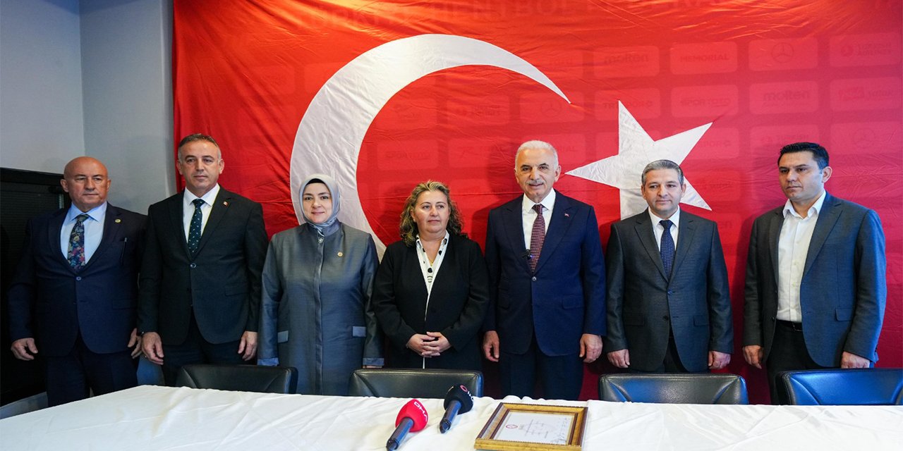 Ümraniye Belediye Başkanı İsmet Yıldırım mazbatasını aldı