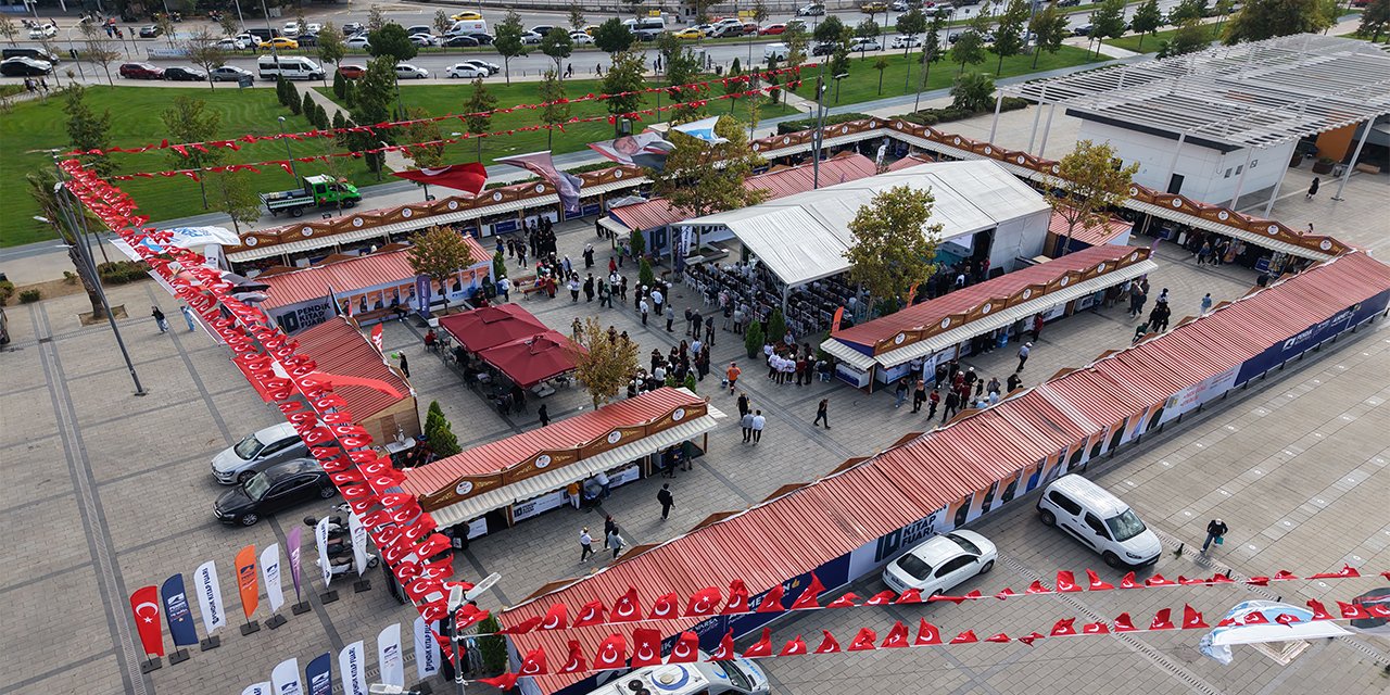 Pendik’te Kitap Kokusu Sahile Taştı: 10. Fuar Başladı