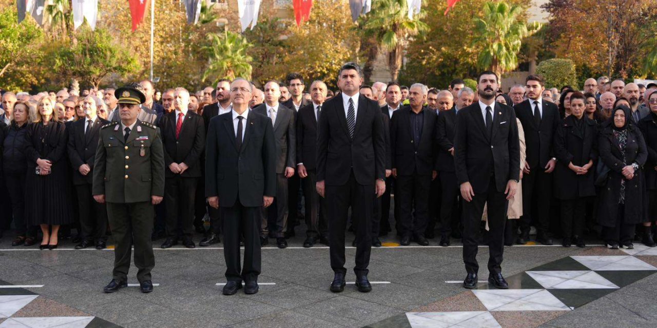 Ataşehirli, Atatürk için saygı duruşunda