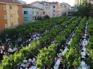 BAĞCILAR'DAÜZÜM BAĞI’NDA İFTAR SOFRASI