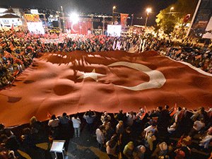 DEMOKRASİ VE ÖZGÜRLÜK ÇIĞLIKLARI BARBAROS MEYDANI’NDA ATILDI!