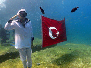 SU ALTINDA TÜRK BAYRAĞI