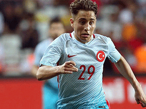 İSTİKLAL MARŞI'NDA SAKIZ ÇİĞNEYEN EMRE MOR TEPKİ ÇEKTİ