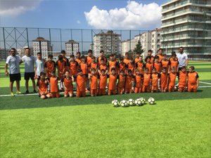 GELECEĞİN YILDIZLARI KURTKÖYSPOR  FUTBOL OKULUNDA YETİŞİYOR