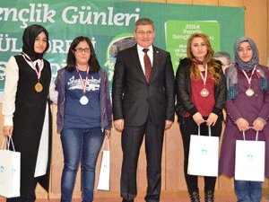 TURNUVALARDA DERECEYE GİRENLER ÖDÜLLERİNİ ALDILAR