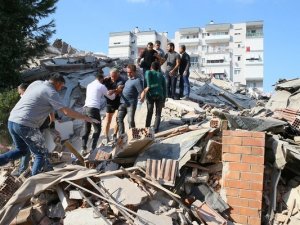 İZMİR'DE ÇÖKEN BİNALARDAN İLK GÖRÜNTÜ!