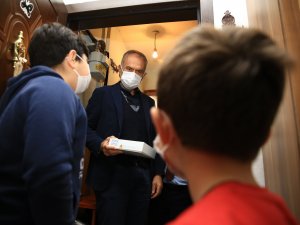 TABLET DAĞITIM EKİBİNDE BAŞKAN DA VAR