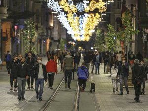 İSTİKLAL CADDESİ'NDE KISITLAMA SONRASI YOĞUNLUK!