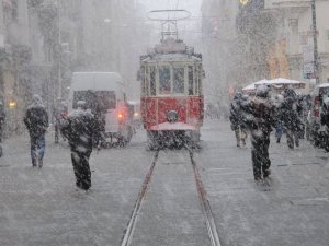 METEOROLOJİ UYARMIŞTI İSTANBUL'DA KAR KAPIYA DAYANDI...