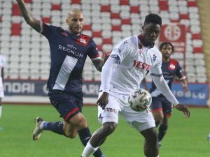 Trabzonspor Antalya’da Hakeme takıldı