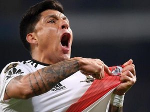 Enzo Perez  koptu geliyor