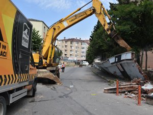 Pendik’te risk taşıyan duvarlar yenileniyor