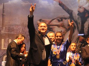 “3 HİLAL SANCAĞIMIZI İSTANBUL’UN SURLARINA TEKRAR ASACAĞIZ”