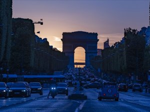 Paris'te 2 yıl sonra hava sıcaklığı gün içinde ilk defa sıfırın üstüne çıkmadı