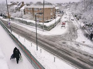 İngiltere'de yoğun kar yağışı hayatı felç etti